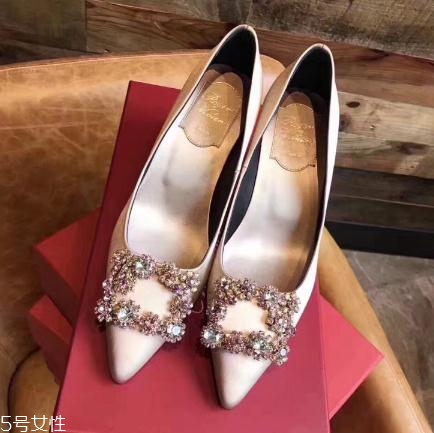 roger vivier鞋子磨腳嗎？時尚界人手一雙的方扣鞋