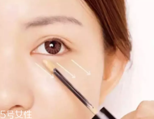 粉底先還是遮瑕先？最好先用粉底液
