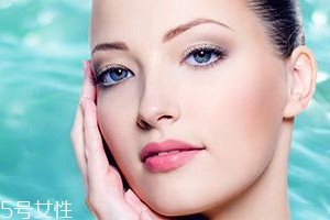 美白精華只能晚上用嗎？白天要做好防曬