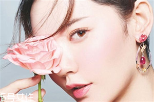 適合畫桃花妝的眼影有哪些？單眼皮桃花妝畫法步驟