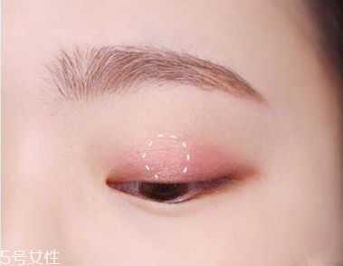 適合畫桃花妝的眼影有哪些？單眼皮桃花妝畫法步驟