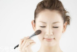 腮紅先還是散粉先？粉狀腮紅用在散粉之后