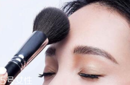 蜜粉可以用在唇部嗎？蜜粉可打造霧面雙唇