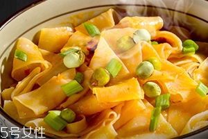 阿寬四川鋪蓋面煮還是拌？來看看鋪蓋面食用方法