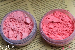 胭脂粉和腮紅膏哪個更好上色？胭脂粉適合油皮