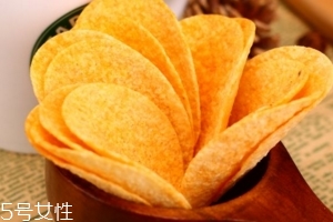 薯片掉到地上可以撿起來吃嗎？這樣衛(wèi)生嗎？