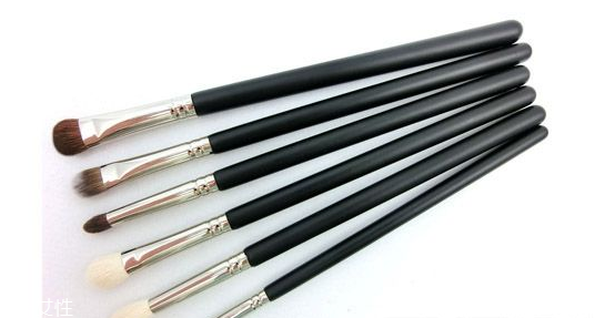 眼影刷和眼影棒哪個(gè)值得買？眼影刷水貂毛最好