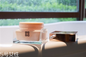 紀(jì)梵希少女面霜適合多大年齡？還你一個(gè)少女肌