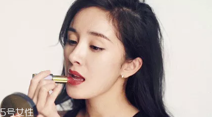 中年女性如何挑選口紅色號？帶藍色調(diào)唇色最美