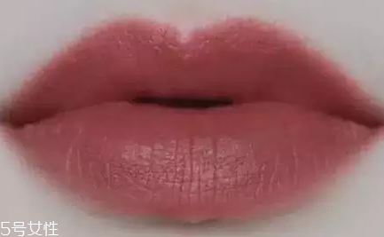 唇膏出水是變質了嗎？只是高溫熱出汗
