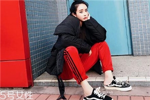 紅色褲子配什么顏色上衣？搭配對顏色才不會俗氣