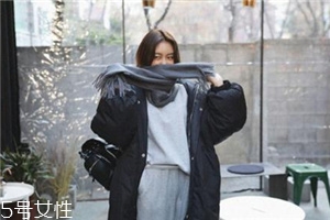 灰色圍巾配什么顏色的衣服好看？來跟著街拍達(dá)人學(xué)學(xué)