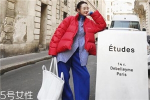 紅色羽絨服搭配什么鞋子？鞋子搭配也是關(guān)鍵