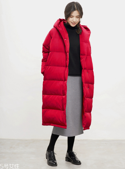 紅色羽絨服搭配什么鞋子？鞋子搭配也是關(guān)鍵