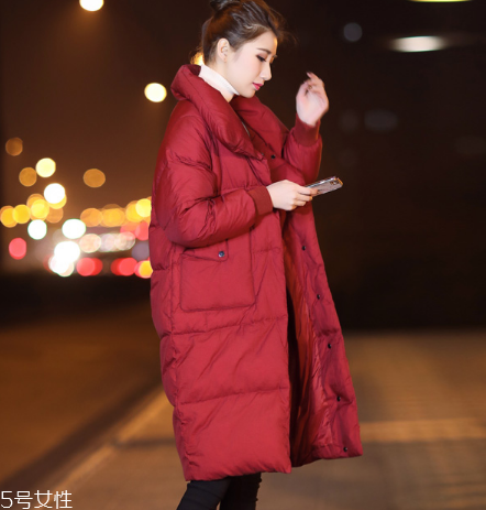 紅色羽絨服里面穿什么？保暖時(shí)尚兩不誤