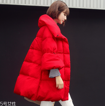 紅色羽絨服里面穿什么？保暖時(shí)尚兩不誤