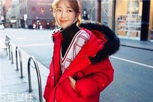 紅色羽絨服里面穿什么？保暖時(shí)尚兩不誤