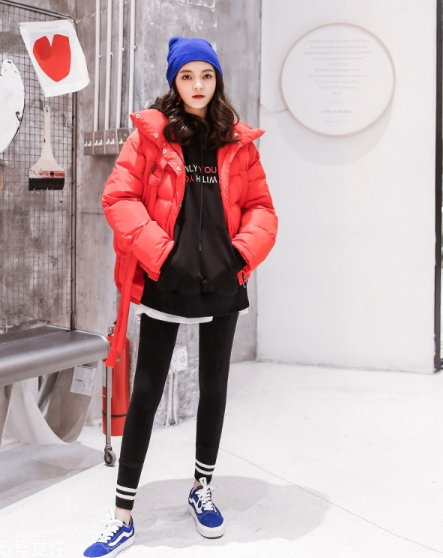 紅色羽絨服里面穿什么？保暖時(shí)尚兩不誤