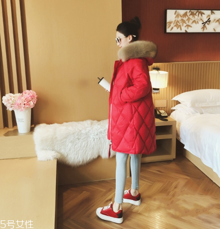 紅色羽絨服搭配什么褲子？四種混搭讓你潮范兒十足