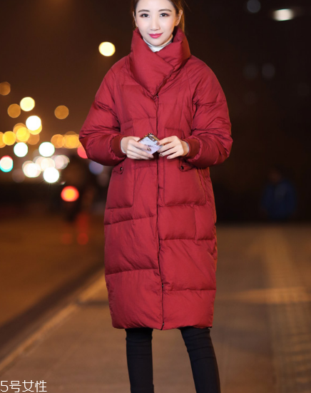 紅色羽絨服搭配什么褲子？四種混搭讓你潮范兒十足