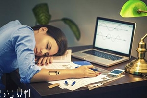 熬夜后吐血是怎么回事？疾病是主因