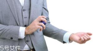 男士香水什么時(shí)候噴最好？出門(mén)前二十分鐘