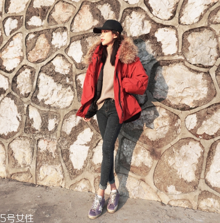 紅色羽絨服搭配什么顏色毛衣？色彩搭配不止黑白灰