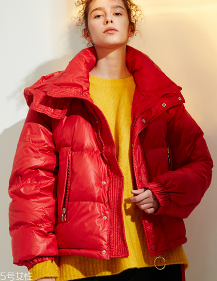 紅色羽絨服搭配什么顏色毛衣？色彩搭配不止黑白灰