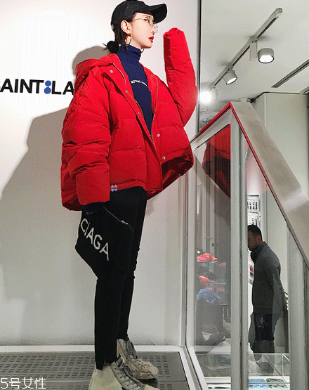 紅色羽絨服搭配什么顏色毛衣？色彩搭配不止黑白灰