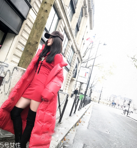 紅色羽絨服搭配什么顏色毛衣？色彩搭配不止黑白灰