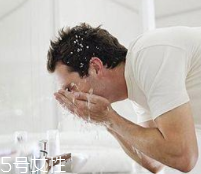洗臉時一定要順時針嗎？只是一種習慣