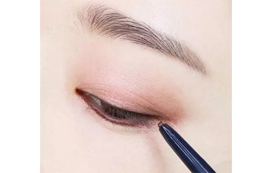 豆沙色眼妝怎么畫？超受歡迎的空氣眼妝畫法