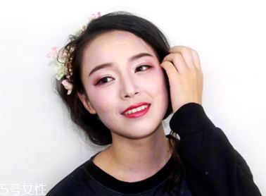 2018秋冬酒紅色眼妝怎么畫(huà)？神秘又有女人味的妝容