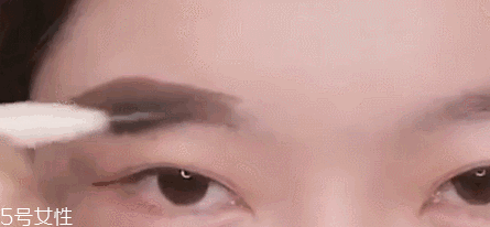 眉型常見失誤有哪些？眉頭壓實很難看