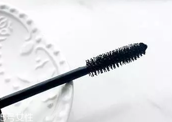 睫毛膏如何避免結(jié)塊？不要z形涂抹