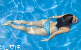游泳時(shí)為什么尿意更重？心理生理雙重原因