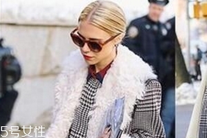 怎么挑選格子大衣？穿對了氣質(zhì)女就是你