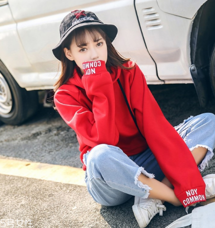 紅色衛(wèi)衣配什么褲子？休閑時尚兩不誤