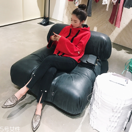 紅色衛(wèi)衣配什么褲子？休閑時尚兩不誤