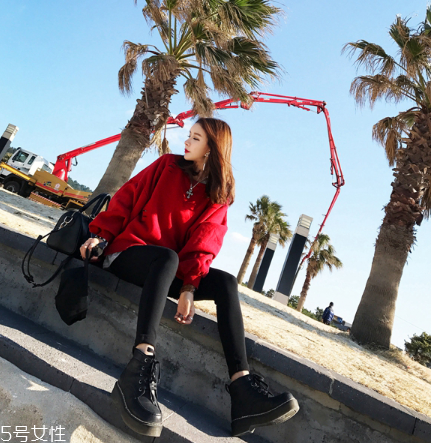 紅色衛(wèi)衣配什么褲子？休閑時尚兩不誤