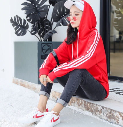 紅色衛(wèi)衣配什么褲子？休閑時尚兩不誤