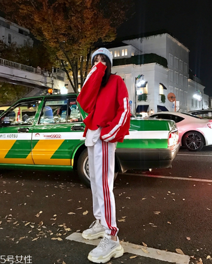 紅色衛(wèi)衣配什么褲子？休閑時尚兩不誤