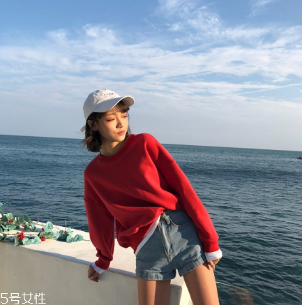 紅色衛(wèi)衣配什么褲子？休閑時尚兩不誤