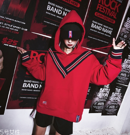 紅色衛(wèi)衣配什么褲子？休閑時尚兩不誤