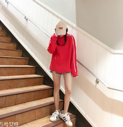 紅色衛(wèi)衣搭配什么鞋子？休閑風(fēng)時(shí)尚風(fēng)都能駕馭