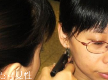 打耳洞必須注意哪些事？耳垂小不要打