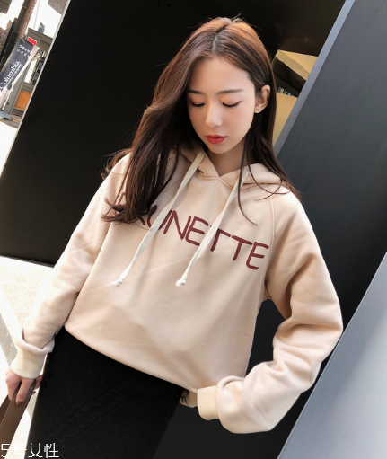 衛(wèi)衣買大了怎么辦？這樣穿酷到?jīng)]朋友