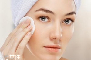 涂粉底液如何避免假面？少量多次慢慢調(diào)整