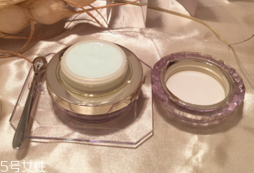 CPB晶致眼霜油不油？水油科學(xué)配比