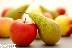 梨子和蘋(píng)果哪個(gè)好？吃蘋(píng)果注意事項(xiàng)